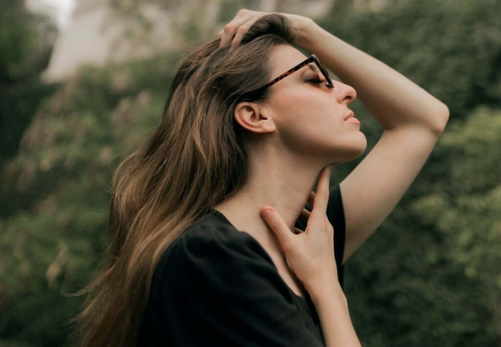 Nervous System Reaction | Brainspotting Therapy | Charlotte | Matthews | Wilmington | Raleigh Woman noticing a nervous system sensation in her body. Brainspotting Therapy for women in Charlotte, North Carolina
